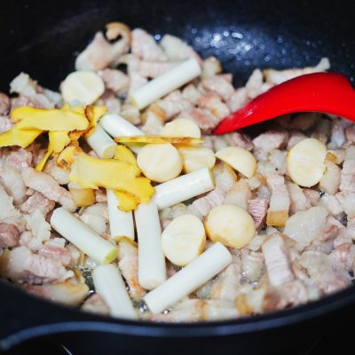 想吃五花肉怕膩怕胖。試試解饞不膩·農家竹筍乾椒香五花肉