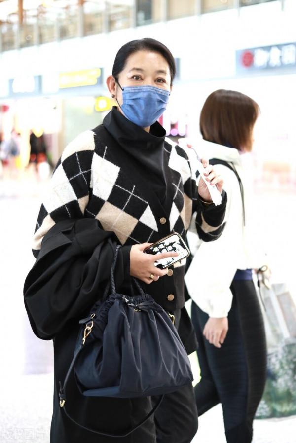 62歲倪萍越來越高調，格紋針織衫疊穿很洋氣，不愧是“央視一姐”