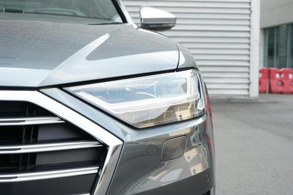 車長超5米3，配V8動力4秒破百，售價210&period;78萬，近距離體驗奧迪S8