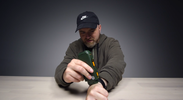 美國小夥斥巨資買中國老年手機，想證明質量不好，測試後連買10臺