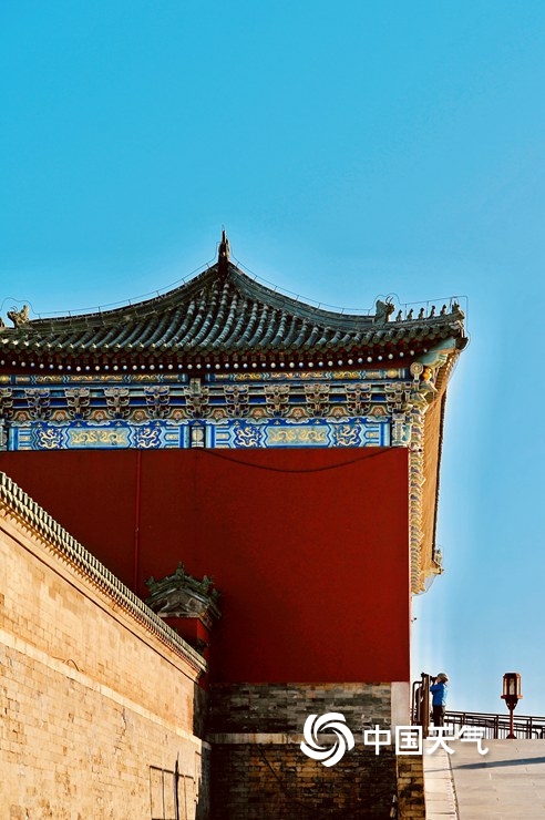 藍天刷屏 北京天壇紅牆碧瓦盡顯古韻之美 藍天刷屏 北京天壇紅牆碧瓦盡顯古韻之美