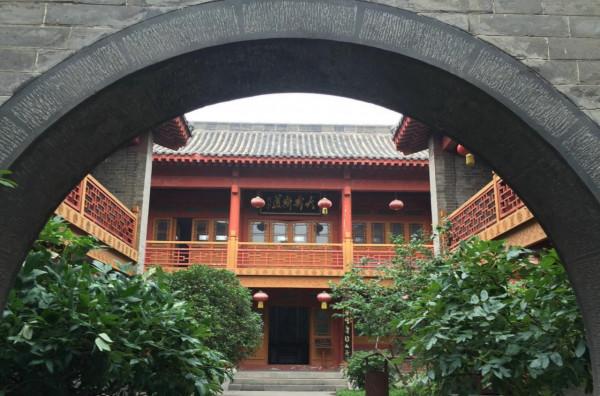 河南一鉅富豪宅火了，主人曾為各處景觀命名，距市區40分鐘車程