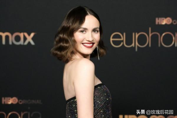 Maude Apatow現身電影活動，身穿黑色裙子高挑顯瘦有魅力