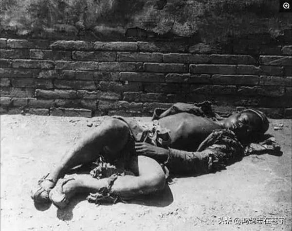 晚清老照片：九口之家吃飯僅一道菜，乾涸的護城河已經種上莊稼