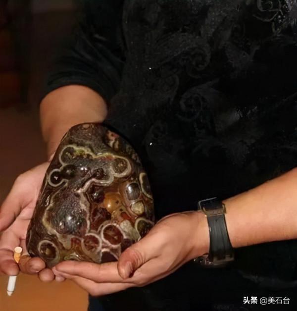 從非洲土著手裡買回一塊石頭，他要賣5000萬