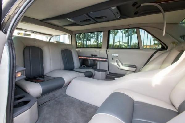 你能拒絕來自加長法拉利的誘惑嗎?1981 年法拉利400i四門加長版 你能拒絕來自加長法拉利的誘惑嗎?1981 年法拉利400i四門加長版