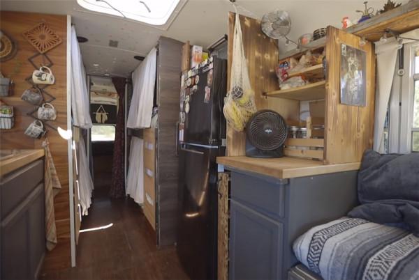 單親媽媽買下2004年舊校車,帶4個孩子在27㎡車內住1年,也是服了 單親媽媽買下2004年舊校車,帶4個孩子在27㎡車內住1年,也是服了