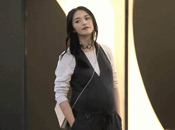 40歲姚晨漫步義大利，穿一身&OpenCurlyDoubleQuote;死亡芭比粉&rdquo;扮嫩，卻意外的好看