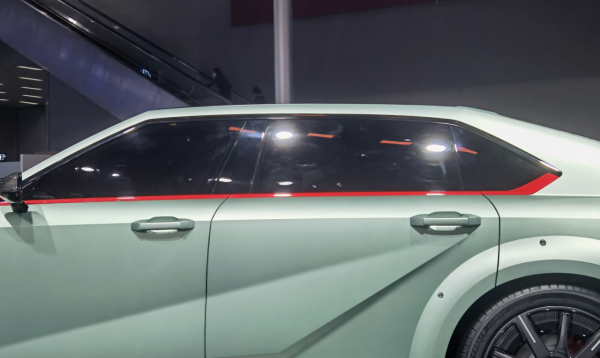 汽車界的BUG，新能源汽車！最新i4與沙龍機甲龍如何選擇