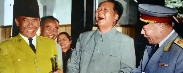 毛主席一行人從機場回來,下了趟館子,結賬時,發現誰都沒帶錢包 毛主席一行人從機場回來,下了趟館子,結賬時,發現誰都沒帶錢包