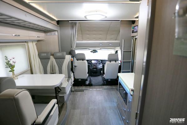 國產6.5T依維柯歐勝底盤加持,穩!實拍2022款中意極致雙拓展房車 國產6.5T依維柯歐勝底盤加持,穩!實拍2022款中意極致雙拓展房車