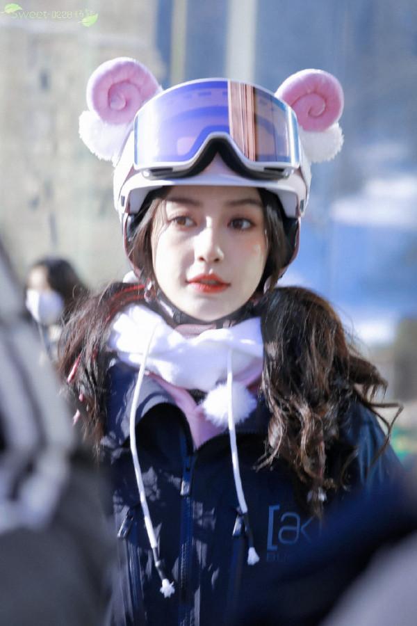 Angelababy羊角頭盔造型元氣滿滿 愛心腮紅妝少女感十足