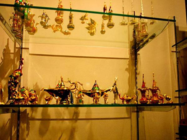 伊斯蘭文化格言：不能助人的朋友就是壞友