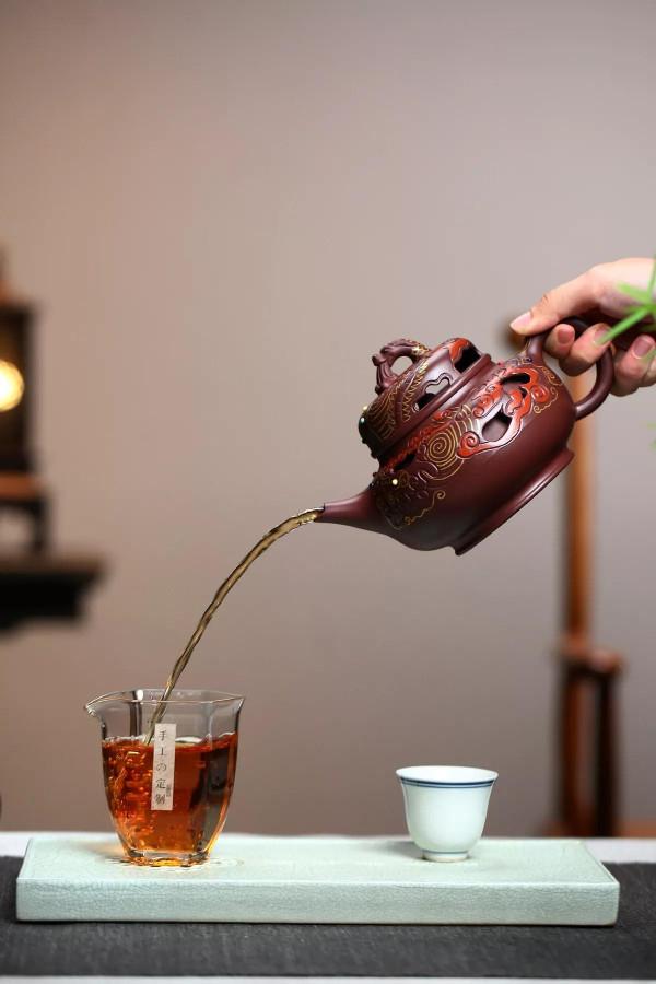 「潛龍昇華」泥料：家藏原礦底槽清 . 480cc 作者：蔣惠娟