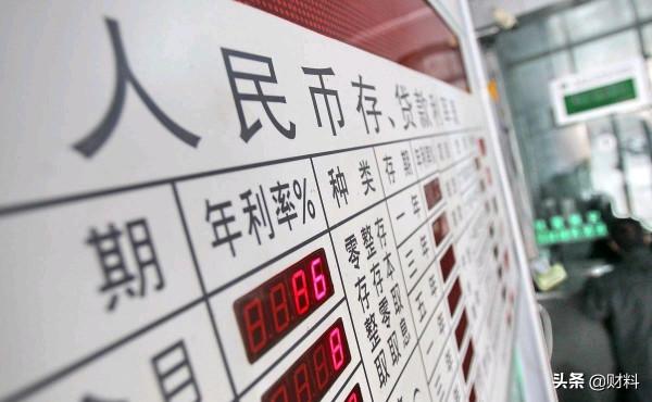 100萬買房和100萬存銀行去租房，30年後，誰的生活會更滋潤？