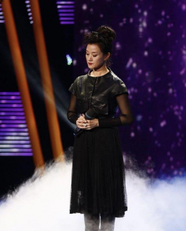 55歲宋祖英真“敢穿”,短袖皮衣配百褶裙,扎丸子頭氣質也驚豔 55歲宋祖英真“敢穿”,短袖皮衣配百褶裙,扎丸子頭氣質也驚豔