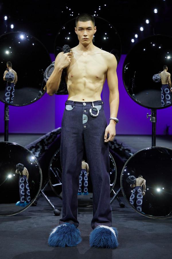 在光影輪轉間，思考獨處丨上海時裝週