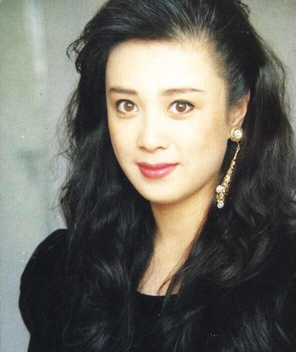 最美妲己傅藝偉，因吸毒毀了自己也害了兒子，你為何自甘墮落？