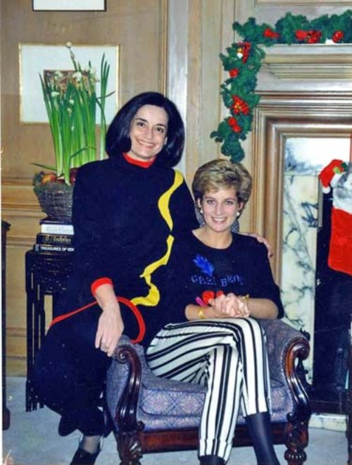 同是蹺二郎腿，梅根被批評，而她的婆婆戴妃則被誇讚，差距大啊