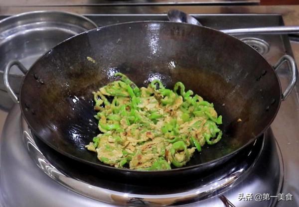 青椒別再炒著吃了，青椒拌麵簡單一煎，香辣酥脆，下酒下飯都很棒