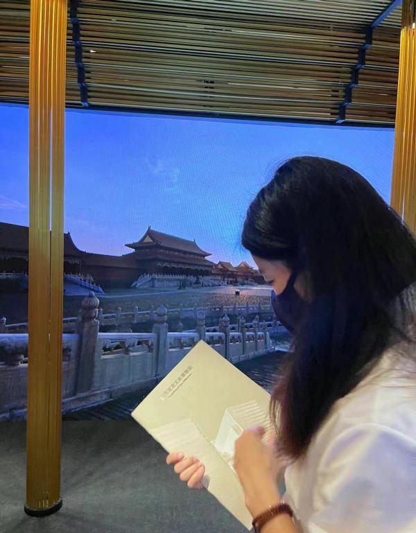 郭晶晶近照顏值開掛！穿白襯衣帶老公高調亮相，照樣不穿大牌太牛