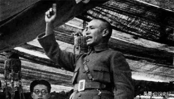 他是軍隊的建立人之一，卻無任何軍銜，林彪稱他有資格被授予元帥