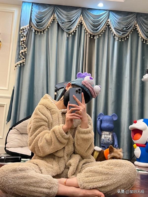 楊超越曬居家日常 穿睡衣敷面膜自拍搞怪十分俏皮