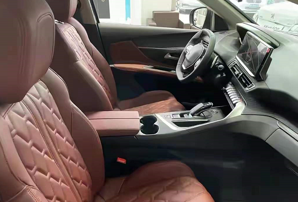 2022款標緻4008到店，外觀設計“抓人”，1.8T馬力足，油耗6.2L！