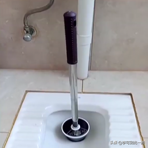 廣東女子上了個廁所，沒想到住進了醫院，只因一根“馬桶堵”引起