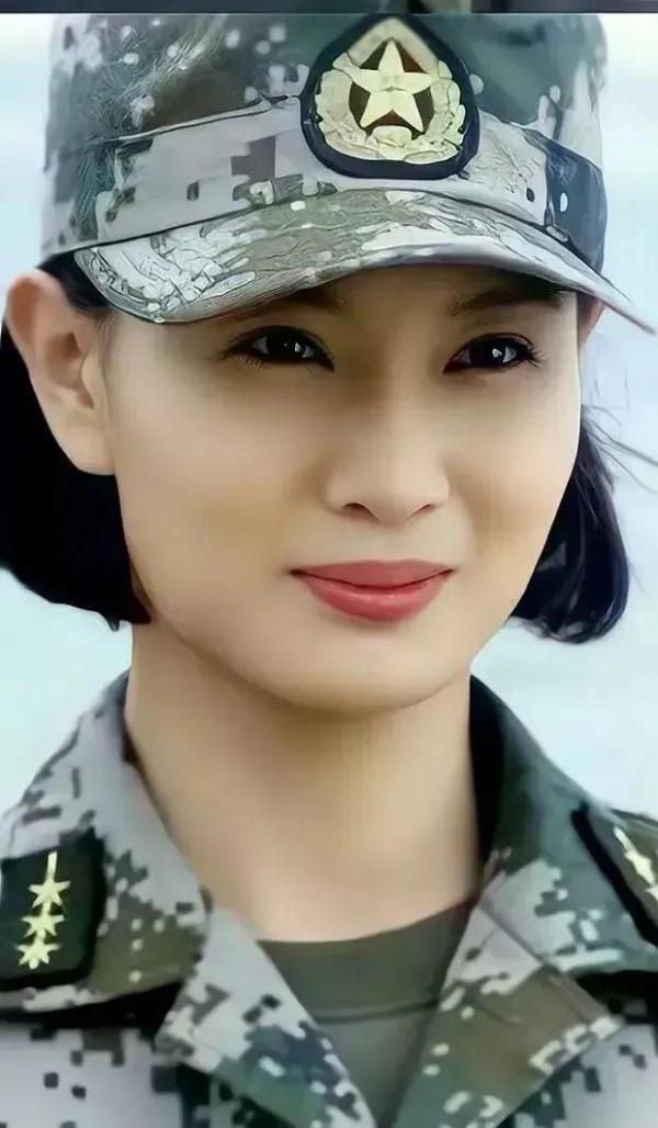 軍旅劇女神侯夢莎，英姿颯爽，威武霸氣