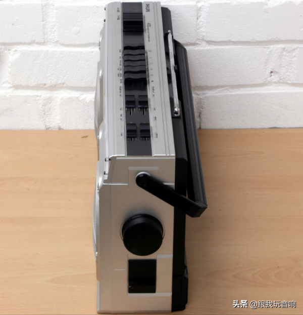 這是來自1985年生產的飛利浦 PHILIPS D8134 立體聲收音機 盒式錄音機