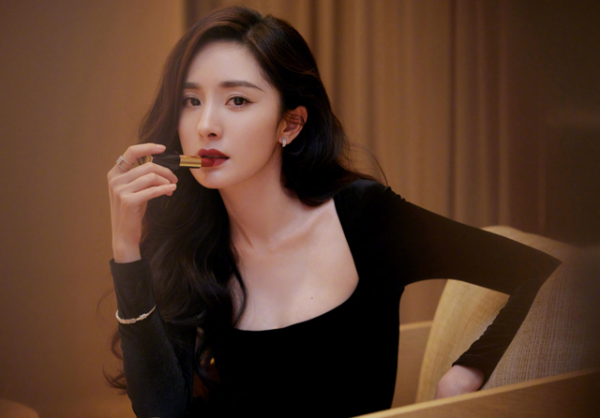 內娛被“渣欲風”帶火！楊冪棋盤衛衣來襲，元素潮流預定款了