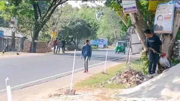 男子在別人背後，敲打鐵盆嚇人，結果被人一路狂追著打去