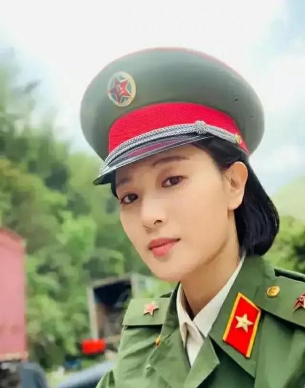 軍旅劇女神侯夢莎，英姿颯爽，威武霸氣