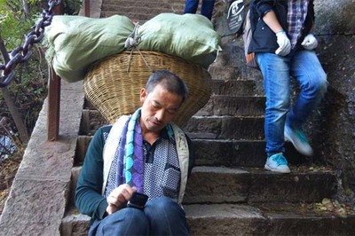 5年內失去妻子和弟弟，獨臂挑夫何天武，靠信念在華山堅持十年