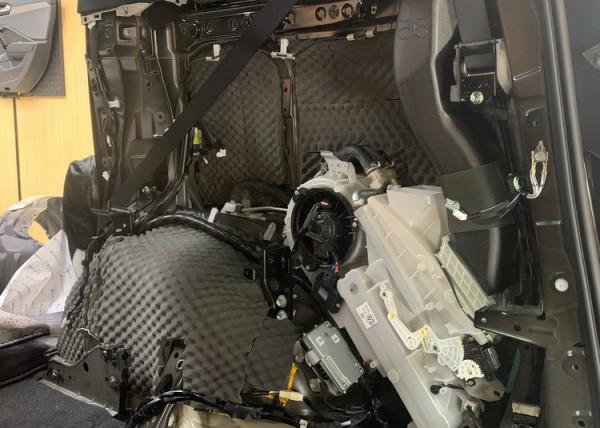 尋找安靜 鄭州環亞雷克薩斯LM3500H汽車隔音改裝大白鯊