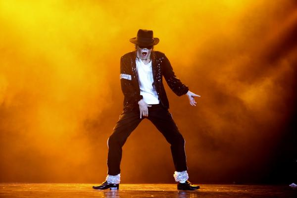 河南小夥模仿邁克爾傑克遜爆火，簽約好萊塢，走上人生巔峰