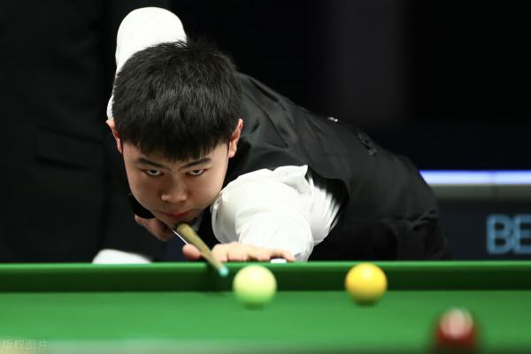 我國新星爆冷淘汰霍金斯，趙心童兩杆過百大勝，丁俊暉今晚亮相