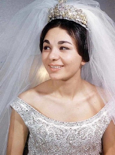 “伊朗玫瑰”法拉赫:王冠上鑲著60克拉粉鑽,晚年靠變賣珠寶為生 “伊朗玫瑰”法拉赫:王冠上鑲著60克拉粉鑽,晚年靠變賣珠寶為生