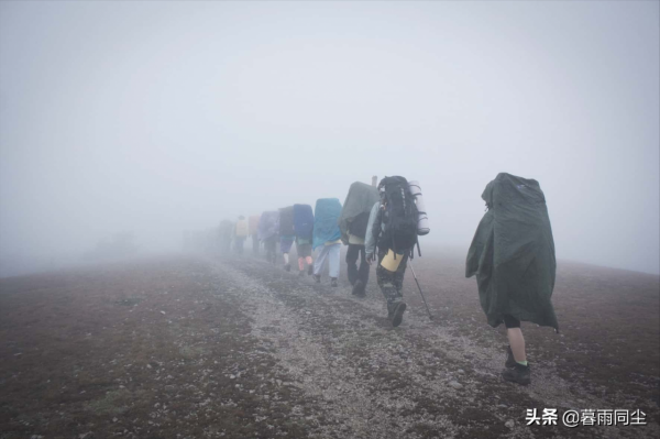 野外遭遇下雨怎麼辦？雨中徒步與露營的21條要點與提示要牢記