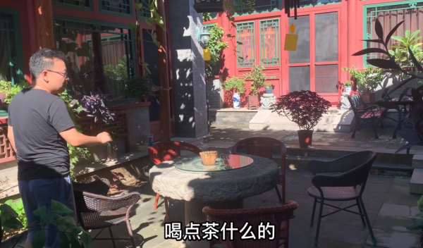 北京大爺把四合院裝成小田園 家裡收藏的青花瓷價值上億