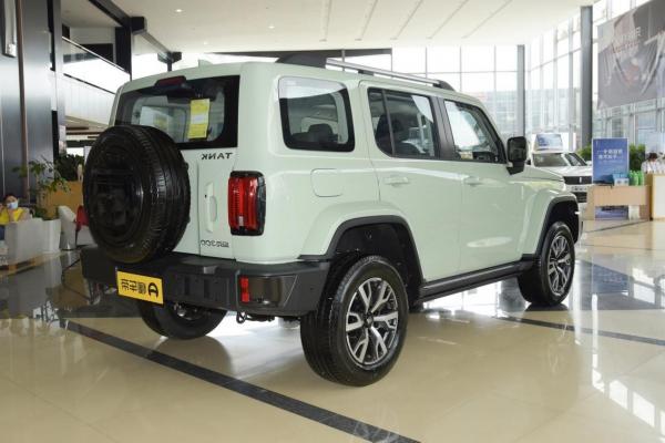 坦克300靜態對比北京BJ40，來看看硬派越野“靜”下來的另一面