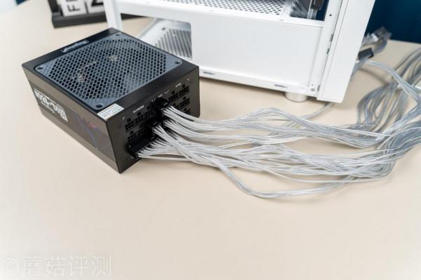 出門撿到一個固態硬碟,回去我就裝了一套白色主題的主機 出門撿到一個固態硬碟,回去我就裝了一套白色主題的主機