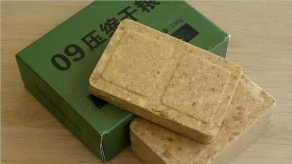 戰機飛行員的“空中餐”都有什麼？美軍掏出披薩漢堡，中國呢？