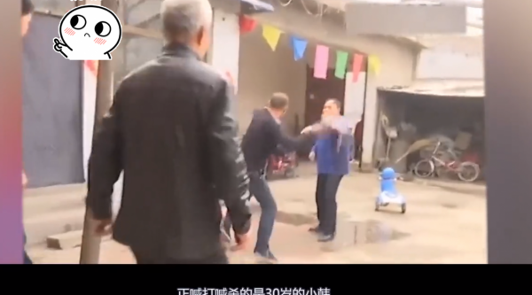 兒子誣陷父親罵人，掄起板凳就教訓，只因想趕父母出去？