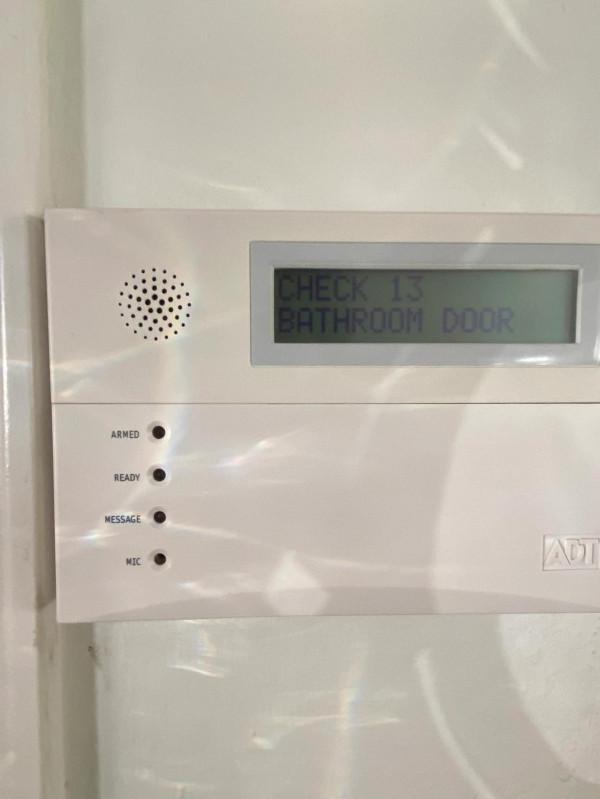 美國居民家裡不安窗戶防盜護欄，不安防盜門