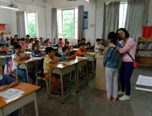 小學課桌改成“懶人椅”，午休可以躺著睡覺，家長卻迎來新的擔憂