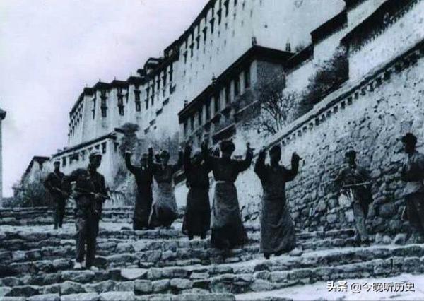 我轟炸機鎖定江面牛皮船,彈倉門已開啟,指揮部卻急令:取消轟炸 我轟炸機鎖定江面牛皮船,彈倉門已開啟,指揮部卻急令:取消轟炸