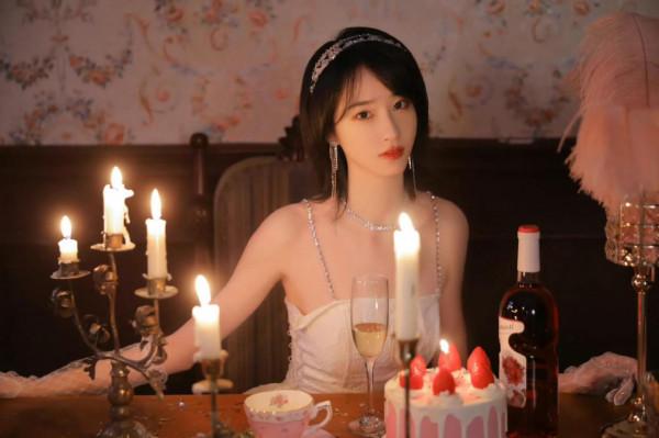 SNH48-蔣芸嗮慶生照，膚色均勻，氣質清新淡雅
