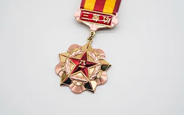 20歲軍人為國捐軀，4位親人相繼離世，39年後唯一的姐姐前來哭祭